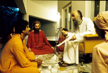 Bhagwan Rajneesh mit seinem Leibwächter Hughes Milnes